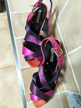 Sandalias tacón raso fucsia-morado