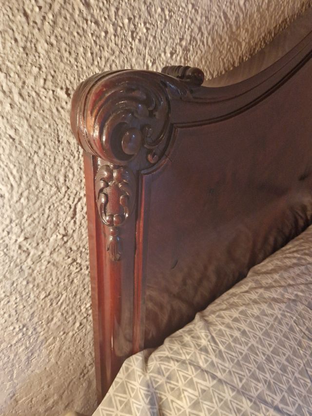 Cama madera castaño estilo antiguo