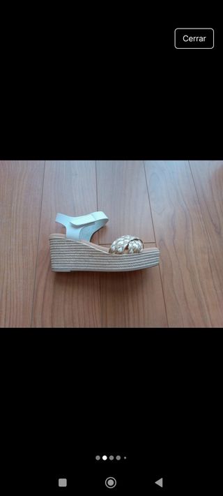 Sandalias Redlove-cuña dorada. 