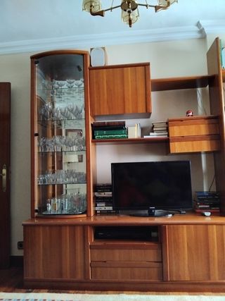 Mueble salón clásico madera y vitrina de cristal. 