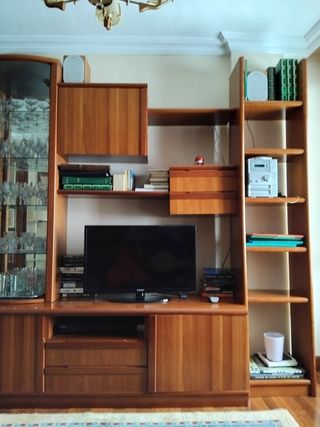 Mueble salón clásico madera y vitrina de cristal. 