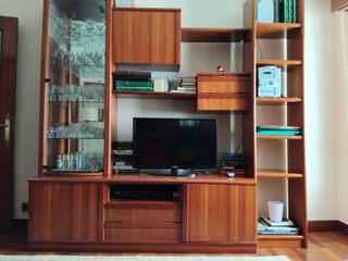 Mueble salón clásico madera y vitrina de cristal. 