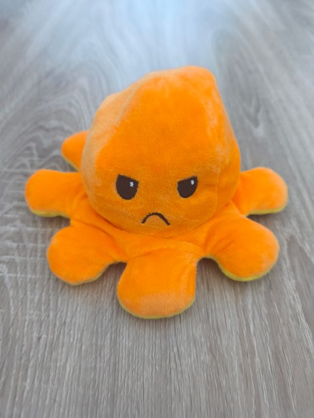 Pulpo reversible emociones contento y enfadado