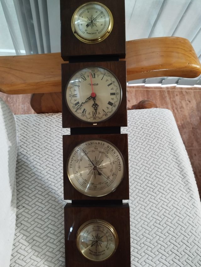 Reloj antiguo con barómetro