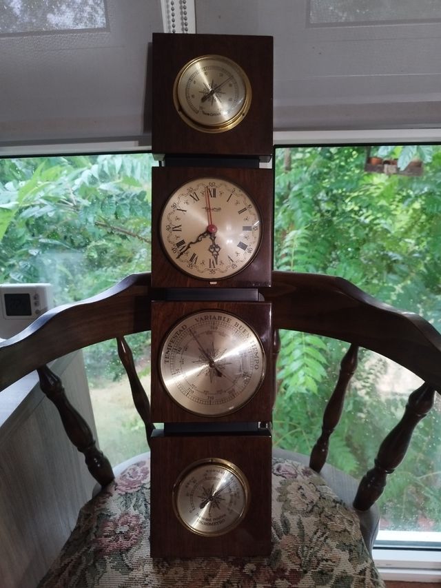 Reloj antiguo con barómetro