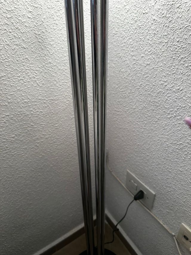 Lámpara de pie vintage comora en persona