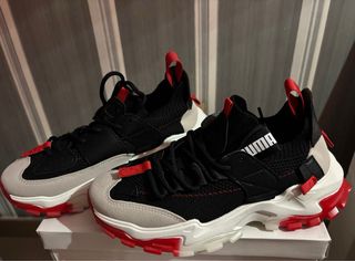 Zapatillas negras y rojas