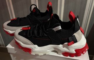 Zapatillas negras y rojas