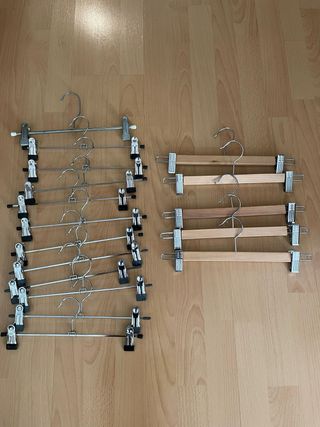 12 Perchas Metálicas y 5 de madera