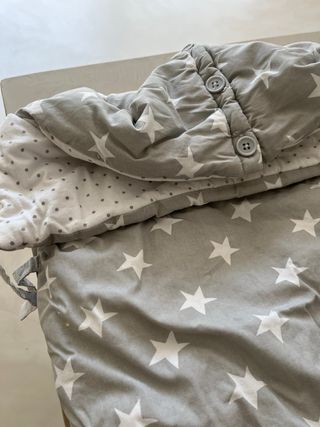 Saco bebé gris estrellas
