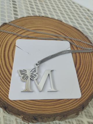 Collar Letra M Plata Acero Inoxidable