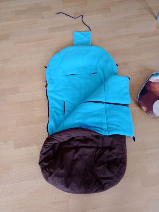 Saco silla bebé a juego con guantes para manos