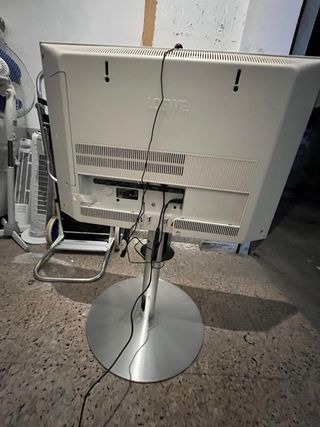 TV Loewe blanca diseño