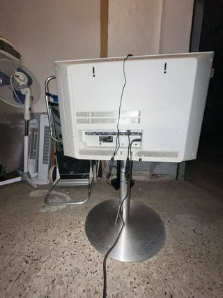 TV Loewe blanca diseño