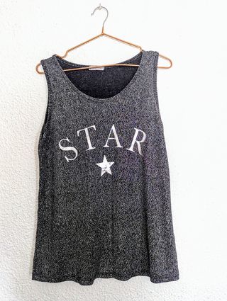 Camiseta negra con purpurina y estrella