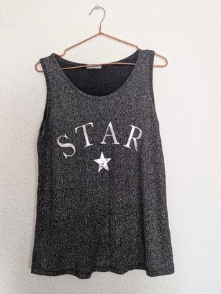 Camiseta negra con purpurina y estrella
