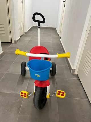 Triciclo infantil con asa