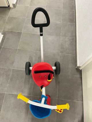 Triciclo infantil con asa