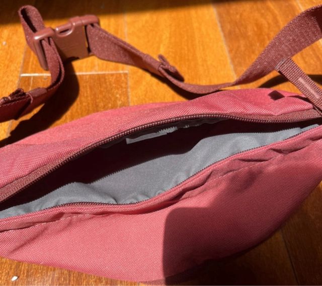 Riñonera Nike roja dorada