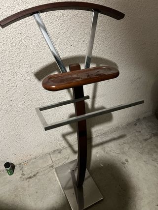 Galán de ropa moderno marrón y plata