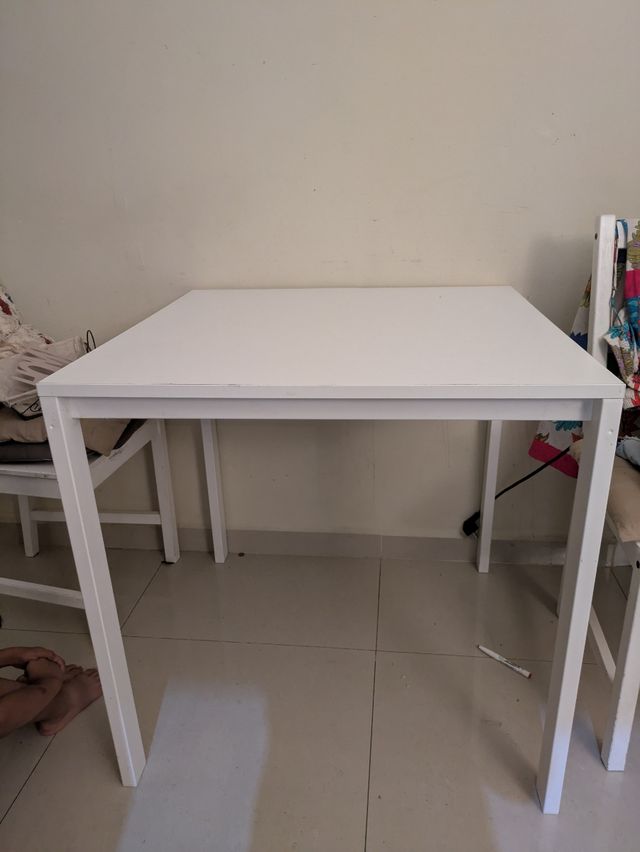 Mesa de comedor de madera