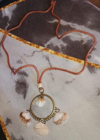 Collar conchas marrón y blanco