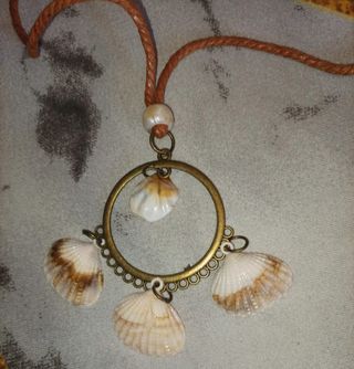 Collar conchas marrón y blanco