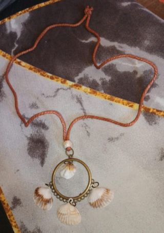 Collar conchas marrón y blanco