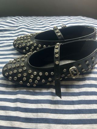 Bailarinas negras con tachuelas le faltan 3 