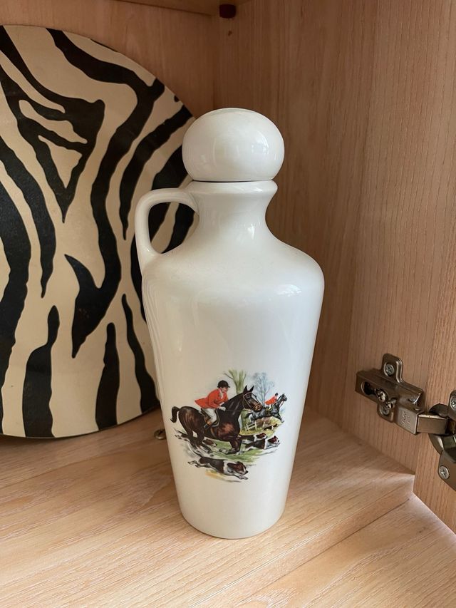 Antigua botella cerámica caza
