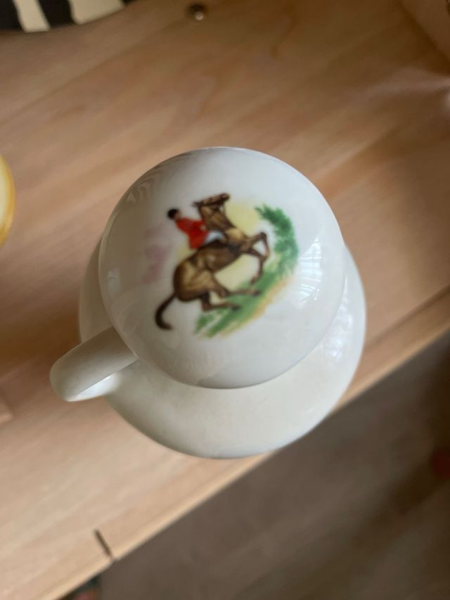 Antigua botella cerámica caza