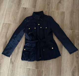 Chaqueta acolchada azul marino cinturón