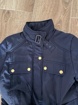 Chaqueta acolchada azul marino cinturón