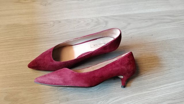 Salones Massimo Dutti Ante color Burdeos.