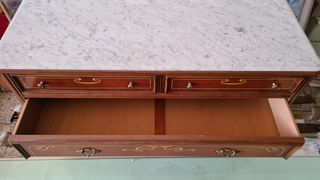 Cómoda clásica de mármol y madera