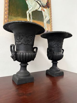 Coppia di coppe in ghisa con ornamenti