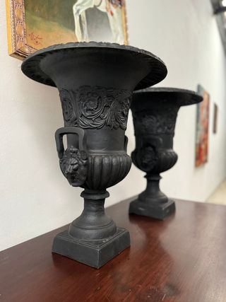 Coppia di coppe in ghisa con ornamenti