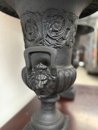 Coppia di coppe in ghisa con ornamenti