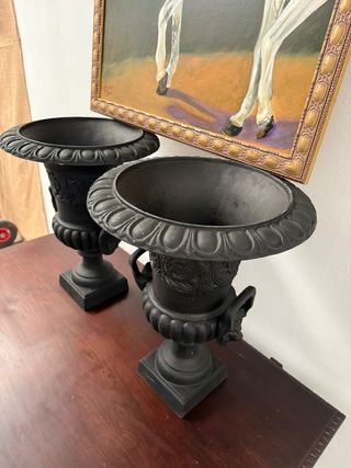 Coppia di coppe in ghisa con ornamenti