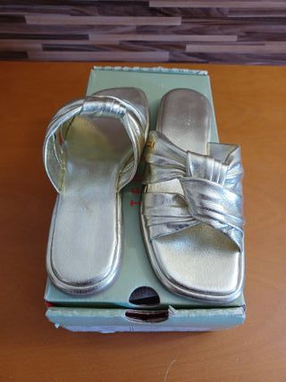 Mules doradas TED BAKER, talla 36.5