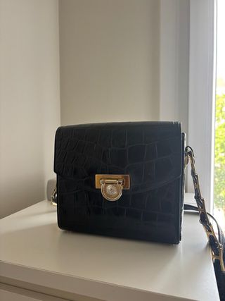 Bolso Versace vintage negro y dorado