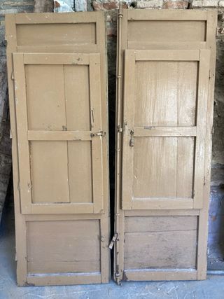 Ventana antigua de madera sin marco