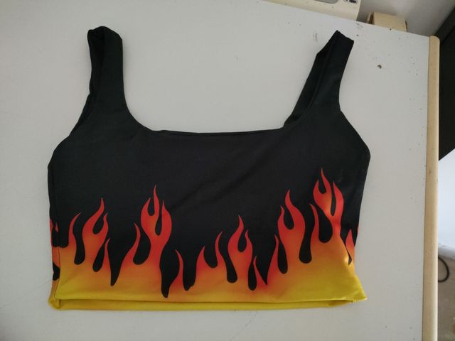 Top corto con fiamme
