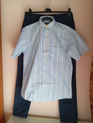 Camisa rayada azul-amarilla + pantalón chino 