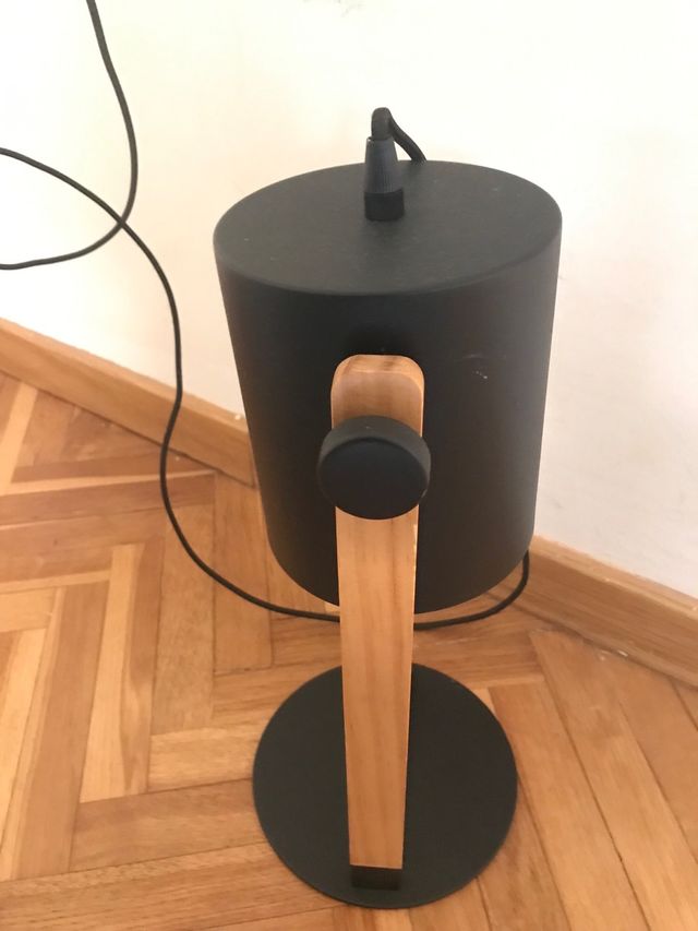 Lámpara escritorio negra y madera