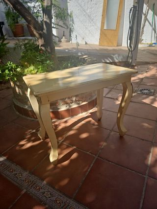 Mesita rústica de madera beige