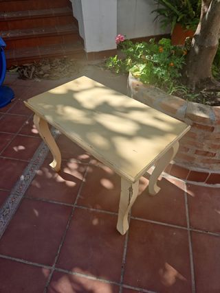 Mesita rústica de madera beige