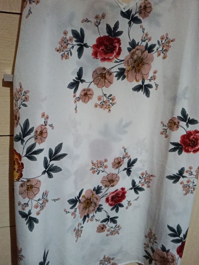 Vestido floral blanco y rojo