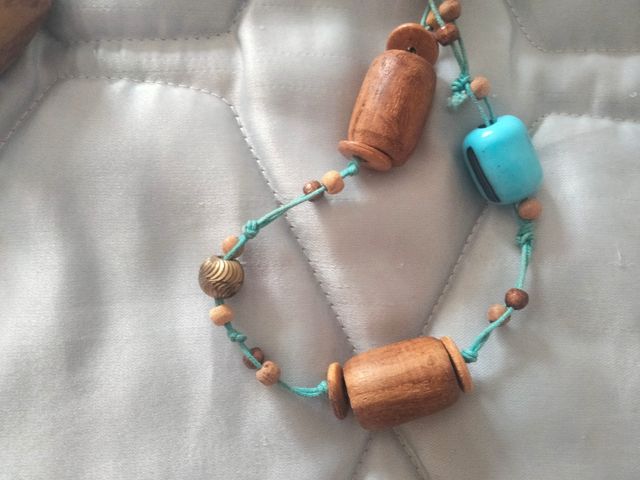 Collar con tonos marrones y azules.