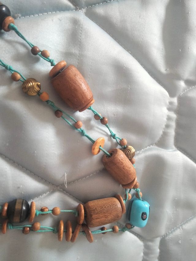 Collar con tonos marrones y azules.